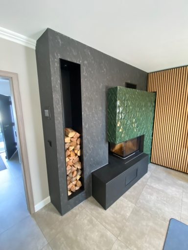 Moderne Wand mit Kamin und Holzregal, in neutralen Farben gestaltet.
