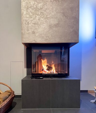 Moderner Kamin mit flammendem Feuer in einem eleganten Wohnraum.